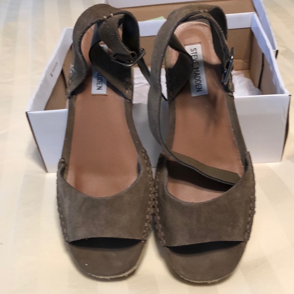 Sandals - Picture 2 of 4